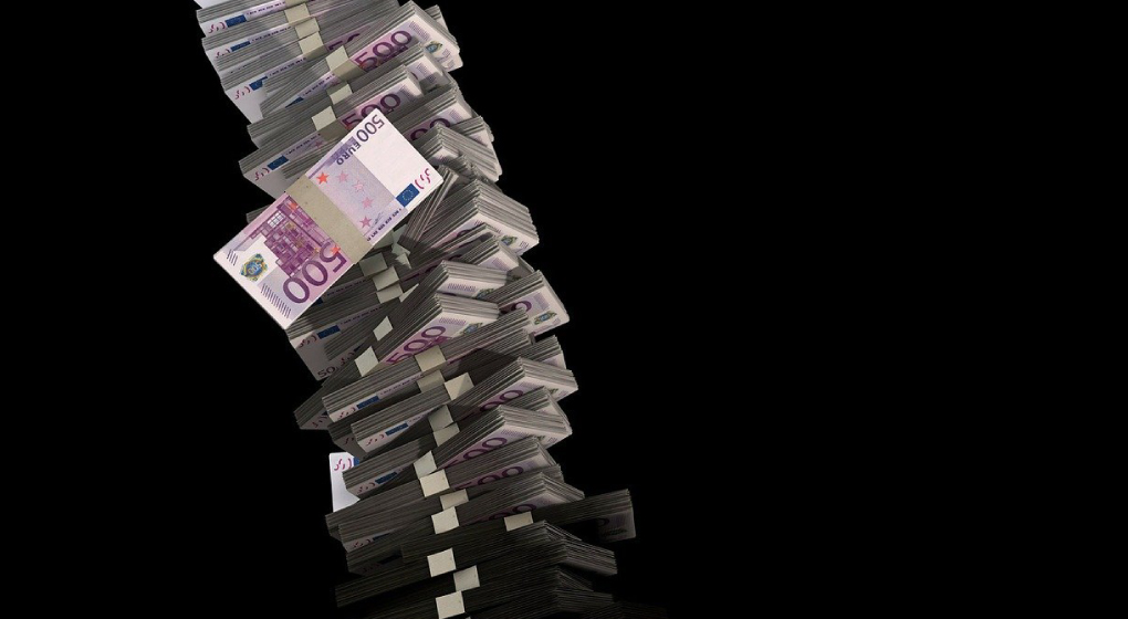 500 Euros notes pile