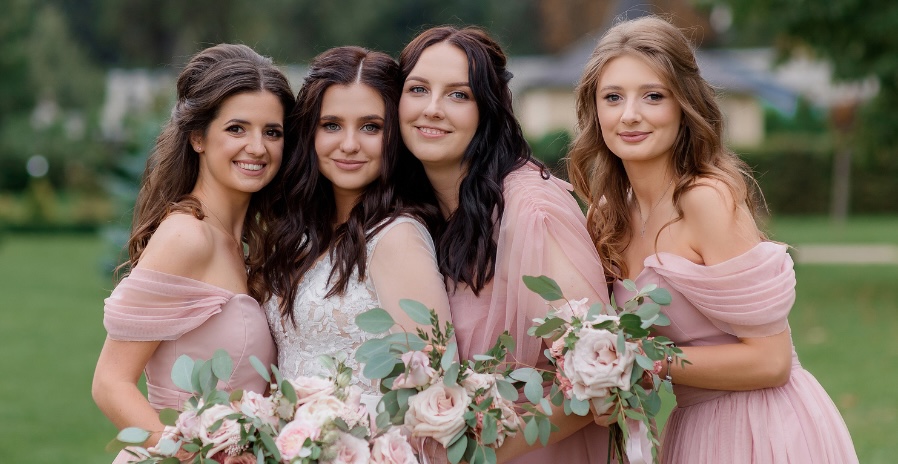 How to choose fashionable bridesmaid dresses for all seasons